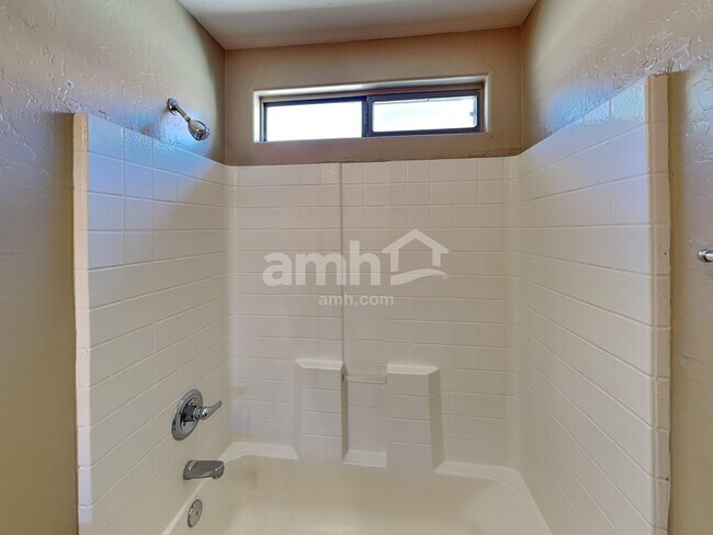 Building Photo - 1172 E Elm Rd