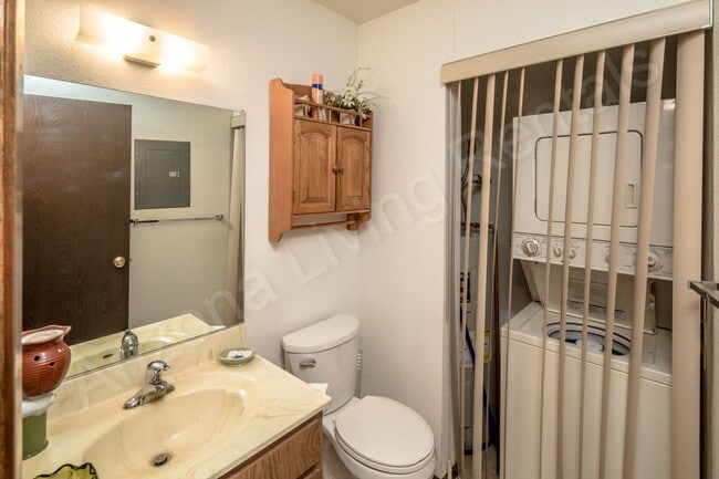 Building Photo - CENTRALLY LOCATED 1 BEDROOM CONDO