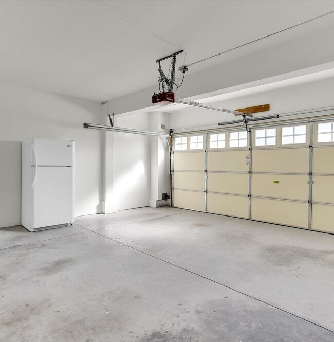 Building Photo - 8103 Valley Flores Dr