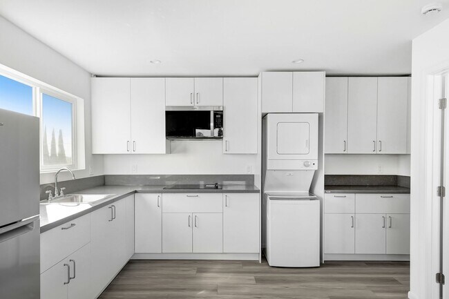 Building Photo - Newly renovated 1 bedroom / 1 bath apartment available now!