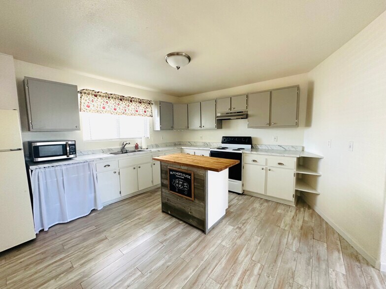 Building Photo - 143 E Richards St