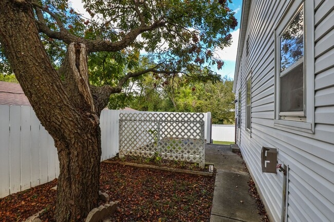 Building Photo - Adorable 4 bedroom | 2 bathroom | 2 car ga...