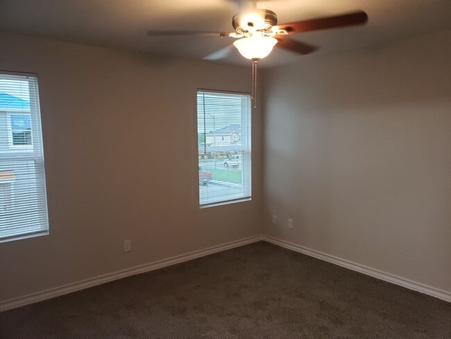 Building Photo - Town home for rent