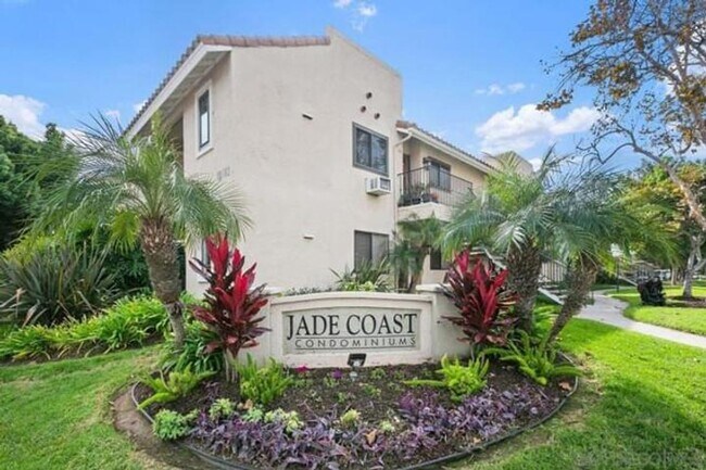 Building Photo - Luxury upstairs, AC/Heat, W/D, upgraded, new paint, New Floor