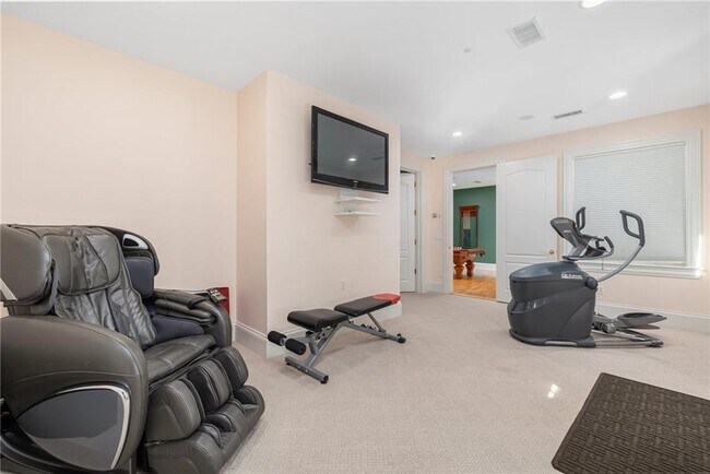 Building Photo - 524 Tillinghast Rd