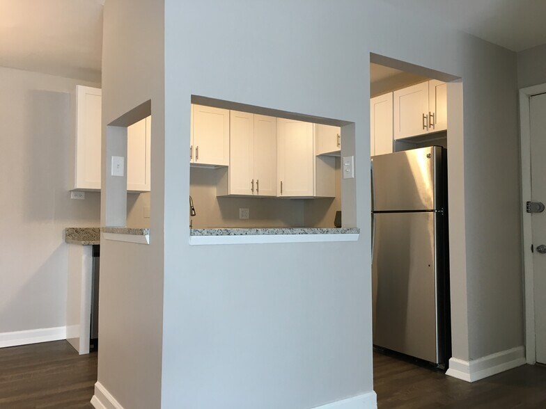 Building Photo - 9S120 Lake Dr