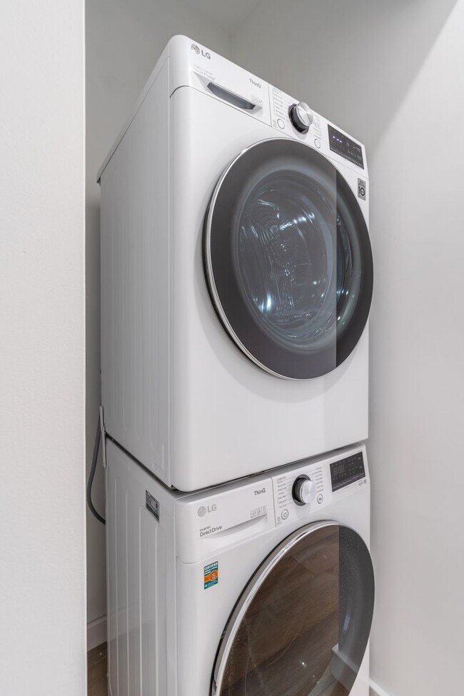 Building Photo - 5758 Spruce St