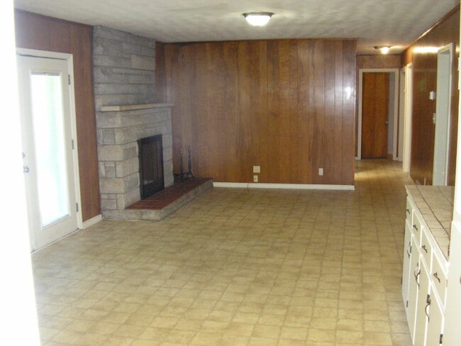 Building Photo - 2427 Smallhouse Rd