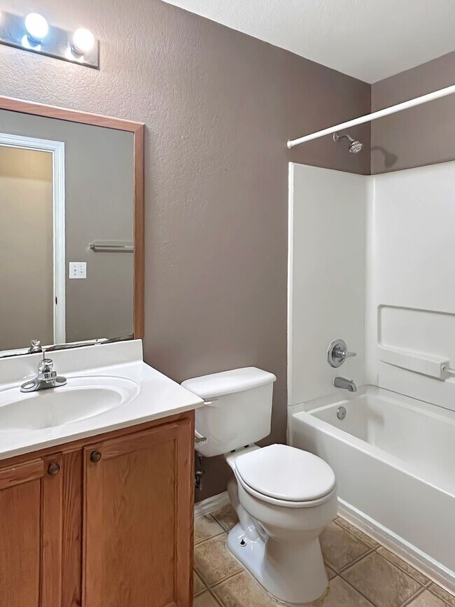 Building Photo - Spacious 5-Bedroom Retreat with Oversized ...