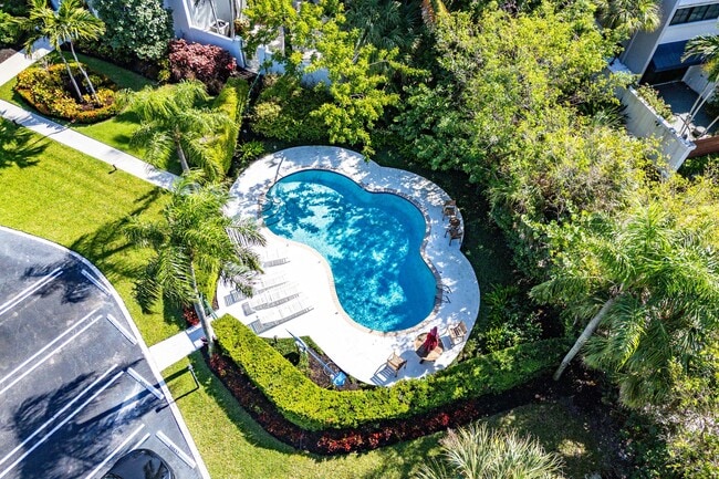 Building Photo - 811 Palm Trail