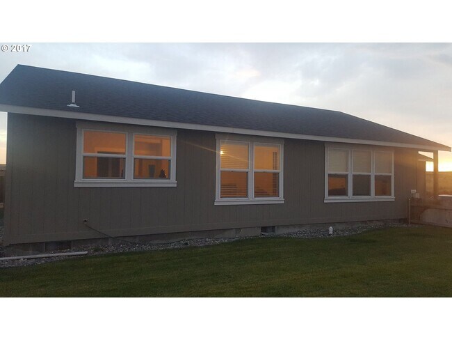 Building Photo - River View