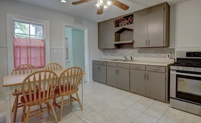 Building Photo - 521 W Acres St