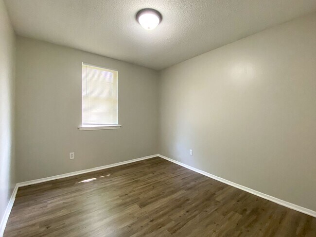 Building Photo - 3 bedroom 2 bathroom near Ramill and St Elmo