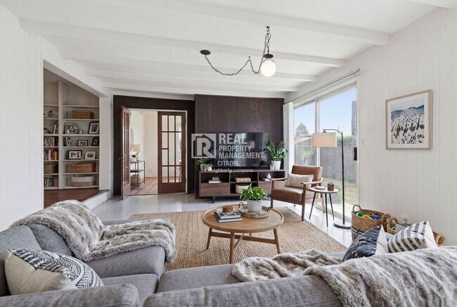 Building Photo - 726 primrose-