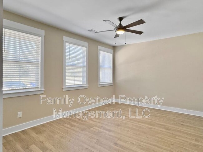 Building Photo - 7785 Park Gate Dr