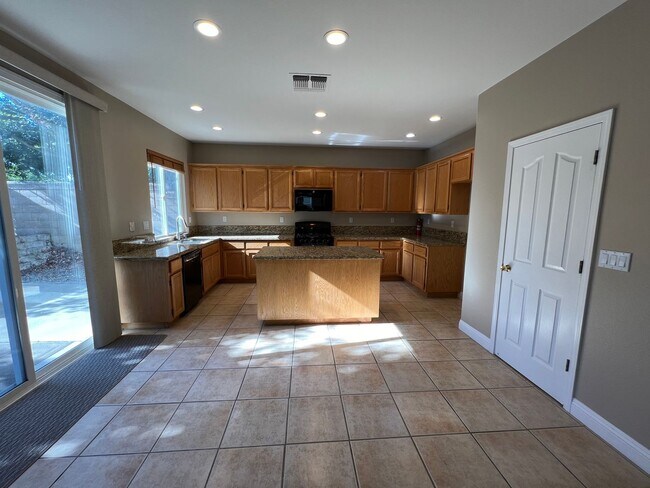 Building Photo - Highly Saught After Stonelake 4 Bedroom with Gorgeous Master Suite!