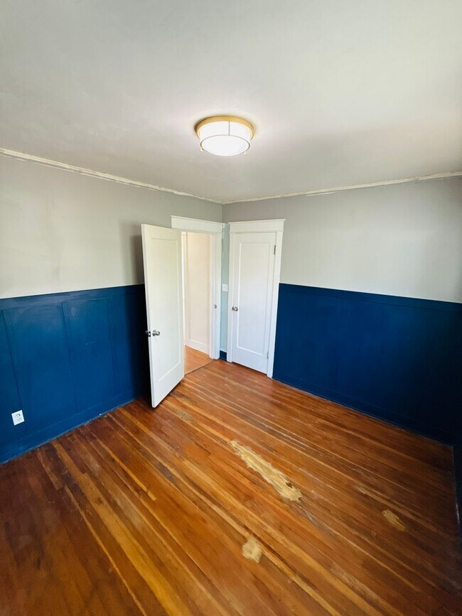 Building Photo - Charming bungalow with off street parking ...
