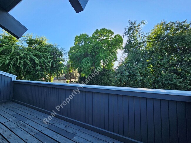 Building Photo - Spacious 3 bedroom 2.5 bath in South Davis
