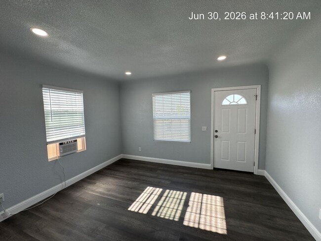 Building Photo - 2543