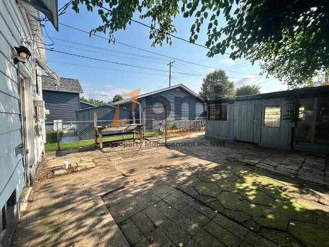 Building Photo - 1518 Oak St