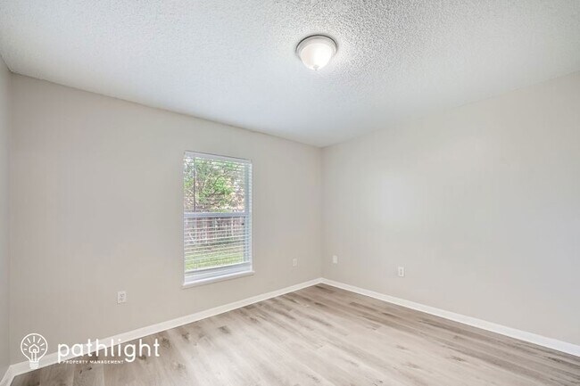 Building Photo - 104 Aurora Ln