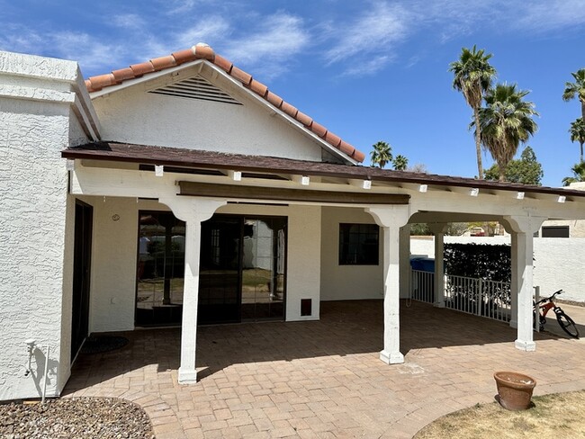 Building Photo - Fantastic corner lot in Santiago