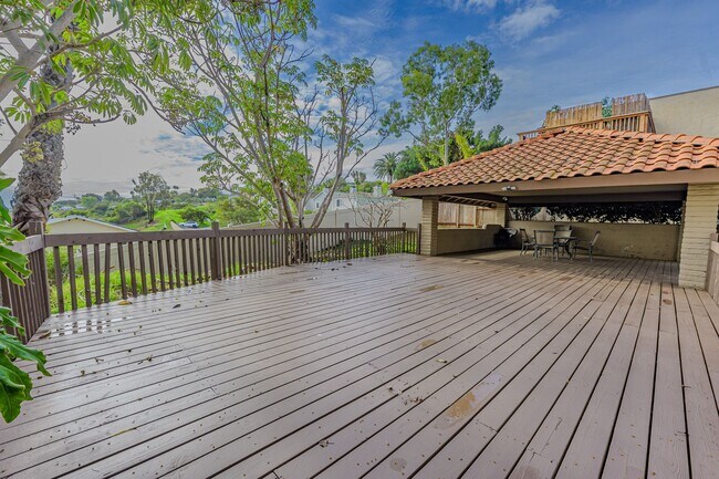 Building Photo - Beautifully Remodeled 1 BD, 1 Mile to beach