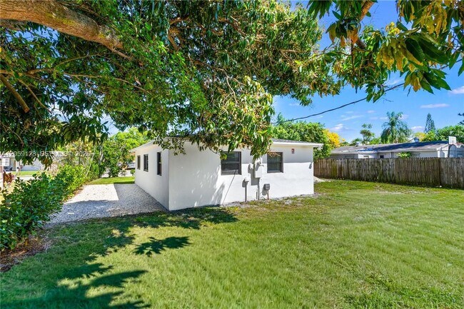 Building Photo - 328 SW 11th Ave