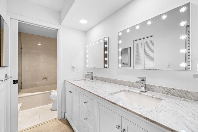 Building Photo - 5054 Golfview Ct