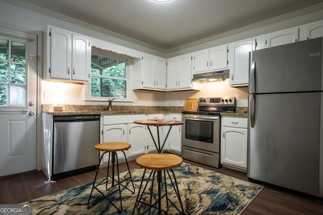 Building Photo - 210 E Cloverhurst Ave