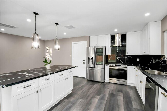 Building Photo - 3227 Westwick Dr