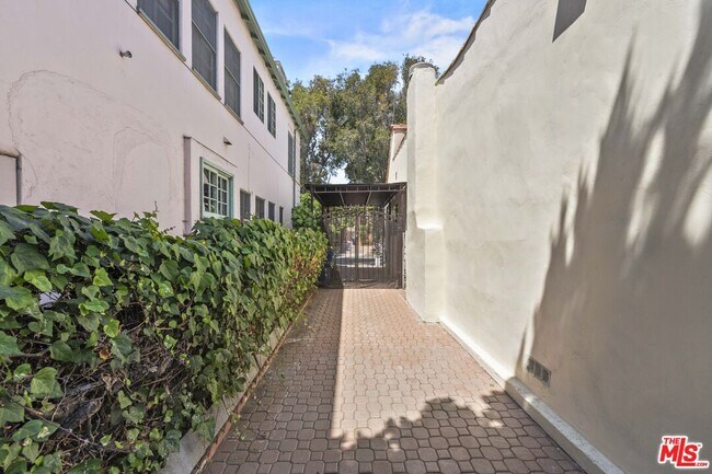 Building Photo - 1114 S La Peer Dr