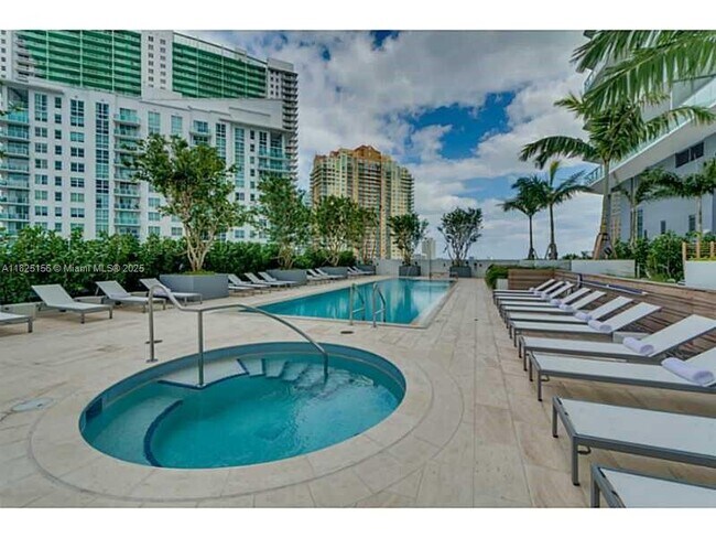 Building Photo - 1300 Brickell Bay Dr
