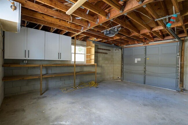 Building Photo - 2000 Shore Acres Blvd NE