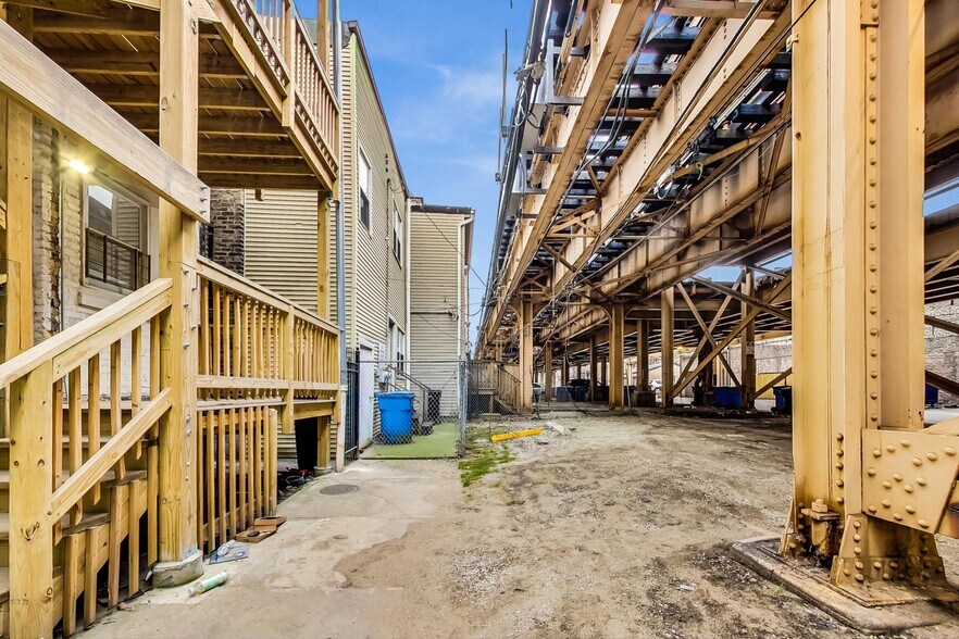 Building Photo - 3554 N Wilton Ave