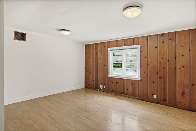 Building Photo - Large, Beautiful Upper Piedmont Home