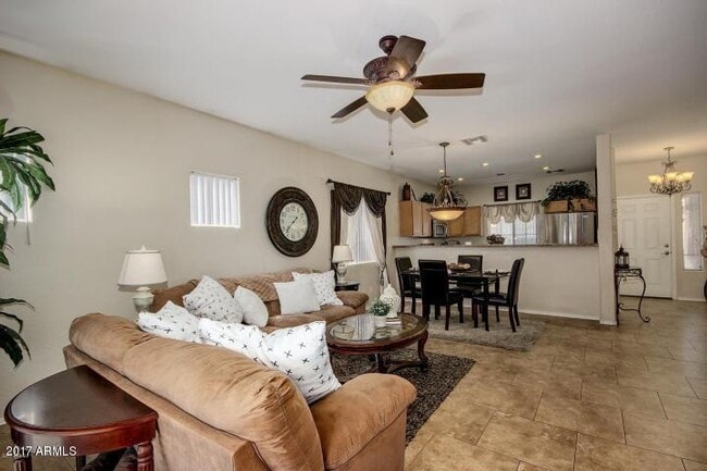 Building Photo - 934 E Madeline Dr