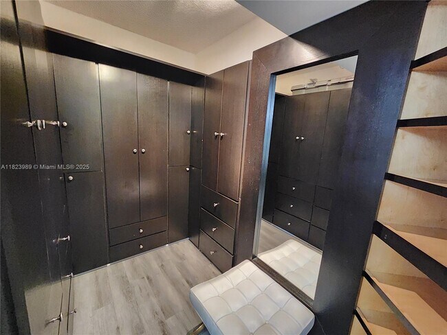 Building Photo - 3500 Mystic Pointe Dr