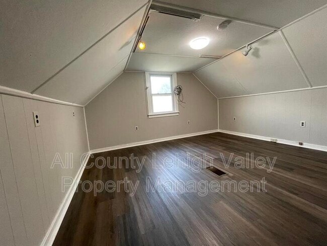 Building Photo - 457 Willow Rd