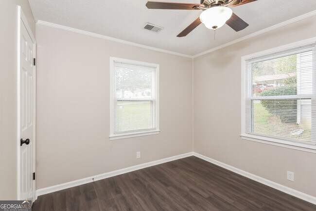 Building Photo - 19 Sioux Rd NE