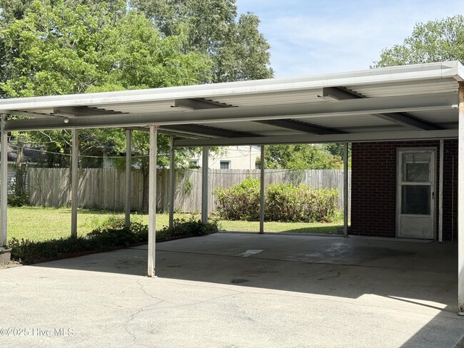 Building Photo - 2703 Jackson Dr