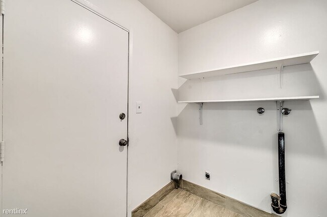 Building Photo - 2 br, 1 bath Duplex - 135 Warren Avenue B