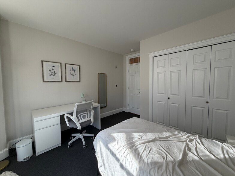 Building Photo - 843 Beacon St