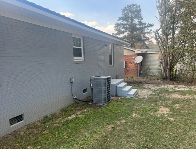 Building Photo - 3103 Lincoln Dr