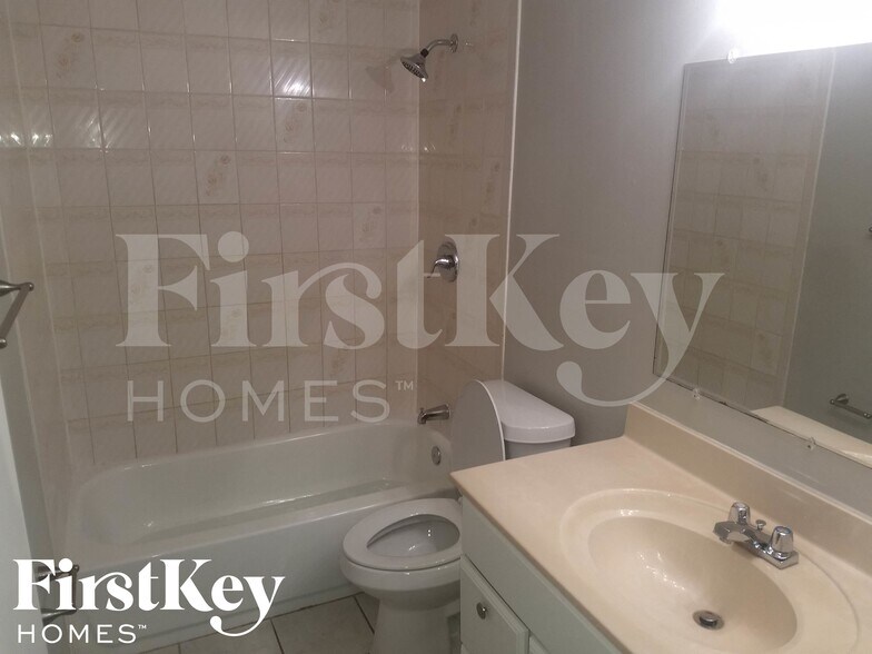 Building Photo - 3109 22nd Ave W