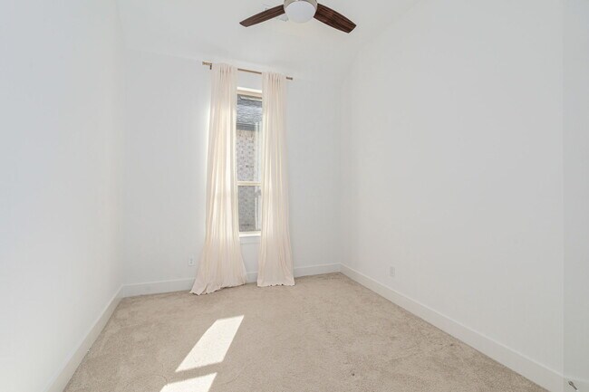 Building Photo - 720 Wycliffe Dr