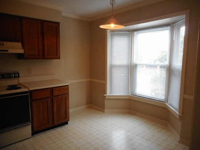 Building Photo - Townhouse near downtown Greensboro