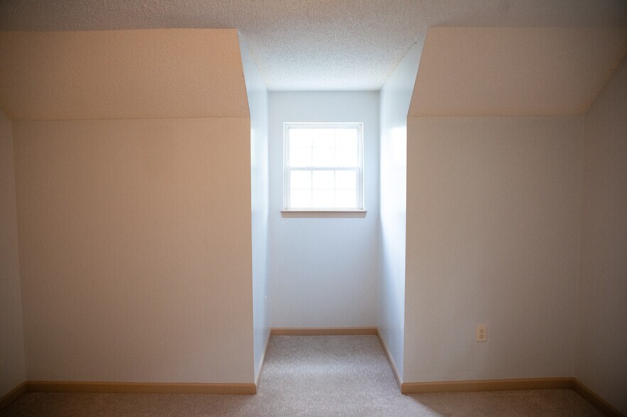 Upstairs bedroom - 16 Townview Dr