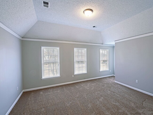 Building Photo - 4 Bed with bonus, 2.5 Bath near E Shelby D...