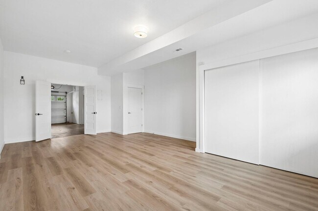 Building Photo - Spectacular SW Portland 2 bedroom Townhouse